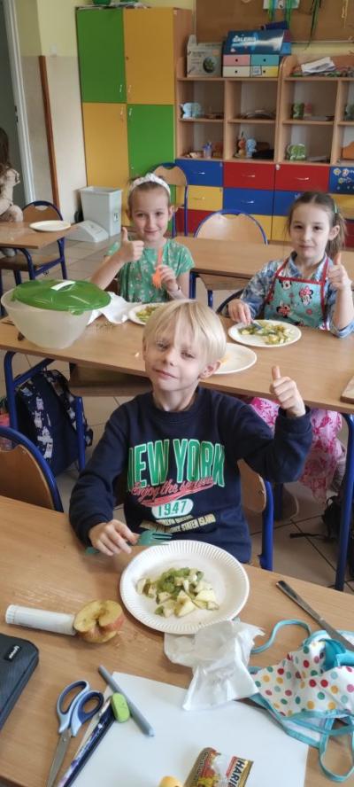 Przygotowanie wiosennej sałatki owocowej