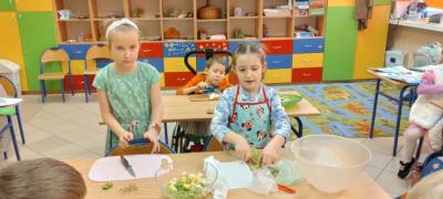 Przygotowanie wiosennej sałatki owocowej