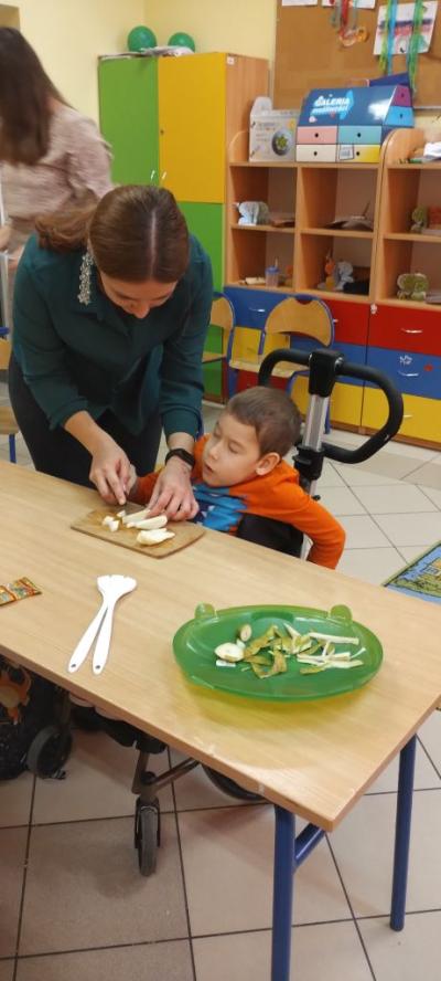 Przygotowanie wiosennej sałatki owocowej