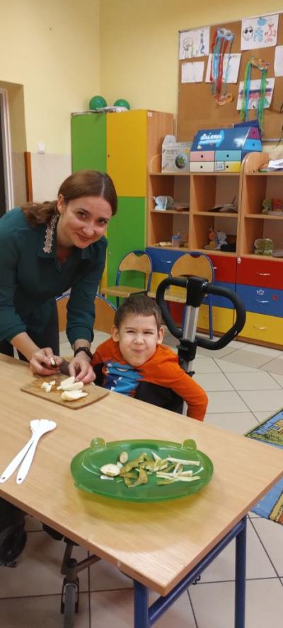 Przygotowanie wiosennej sałatki owocowej