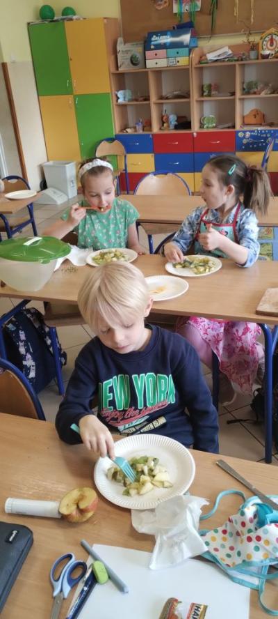 Przygotowanie wiosennej sałatki owocowej