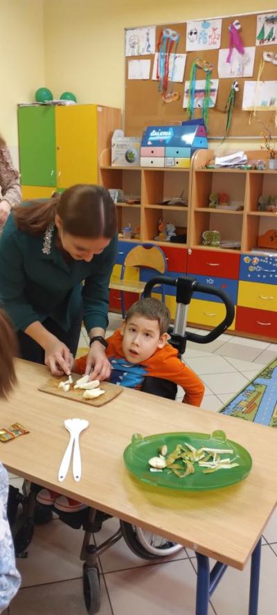 Przygotowanie wiosennej sałatki owocowej