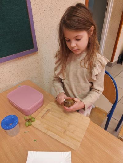 Przygotowanie wiosennej sałatki owocowej