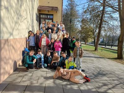 Uczniowie pozują do zdjęcia przed budynkiem kina w Bieczu.