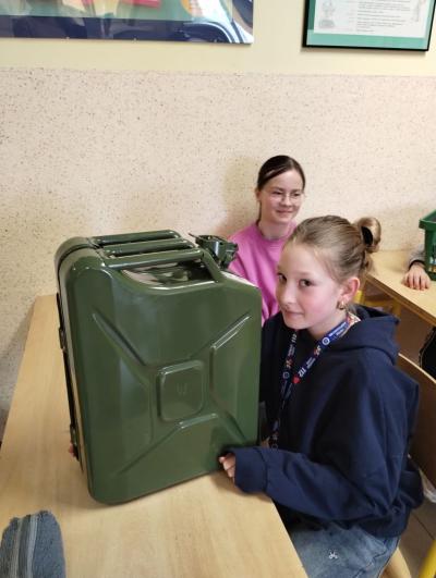 Zamiennik plecaka uczennicy z klasy 4a - walizka w kształcie kanistra na paliwo.