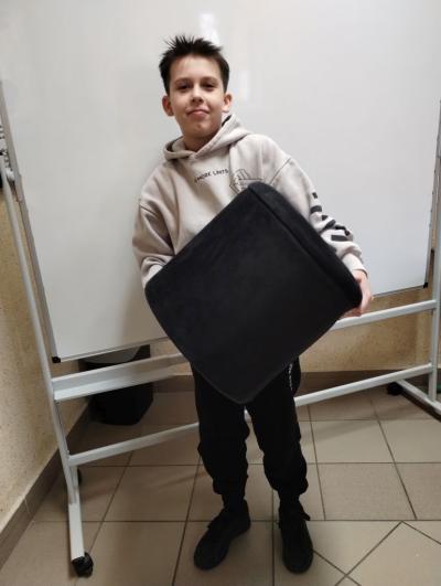 Uczeń z klasy 5b przyniósł książki w pufie - siedzisku zamiast w plecaku.