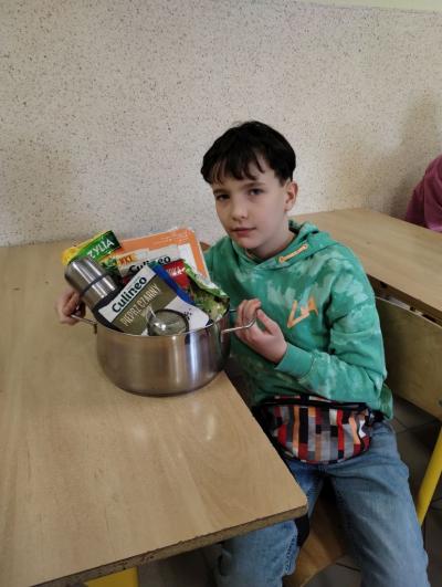 Uczeń z klasy 4a, który przyniósł swoje ksiązki i zeszyty w garnku