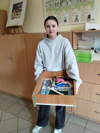 Uczennica klasy 5a z szufladą zamiast plecaka