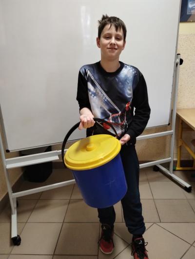 Uczeń klasy 5a przyniósł swoje książki w wiaderku z pokrywką