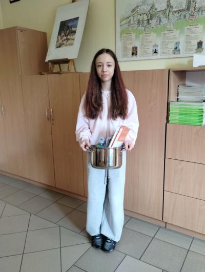 Dziewczynka z klasy 6b z garnkiem zamiast plecaka