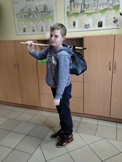 Uczeń z klasy 4a z węzełkiem na  kiju - w stylu Jasia wędrowniczka