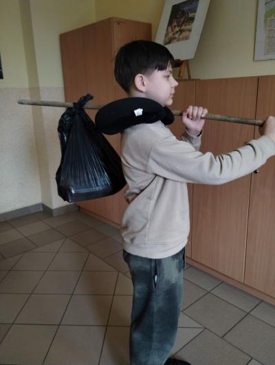 Uczeń klasy 7 z tobołkiem na kiju w stylu Jasia wędrowniczka