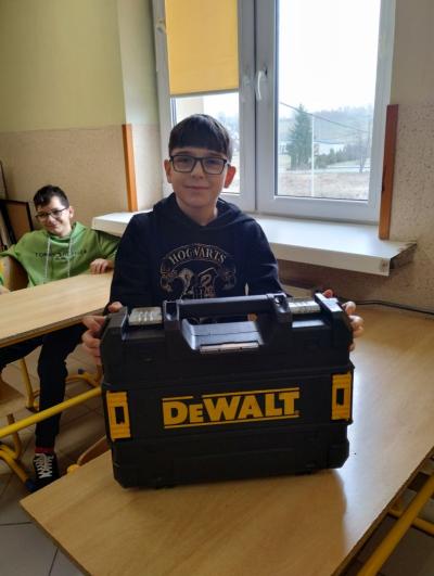 Uczeń klasy 5b z walizką po narzędziach zamiast plecaka.