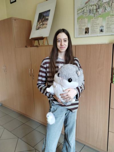 Uczennica z misiem, wewnątrz którego można schować książki.