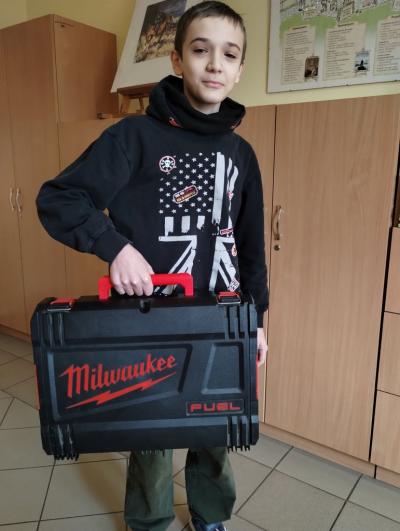 Uczeń z klasy 5a z walizką narzędziową zamiasta plecaka