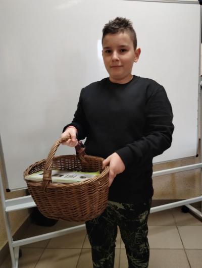 Koszyk wiklinowy zamiast plecaka - pomysł ucznia z klasy 5b