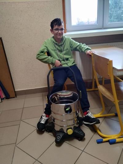 Uczeń klasy 5b z odkurzaczem zamiast plecaka.