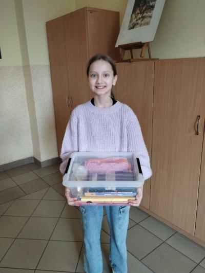 Książki w plastikowym pudełku z przykrywką