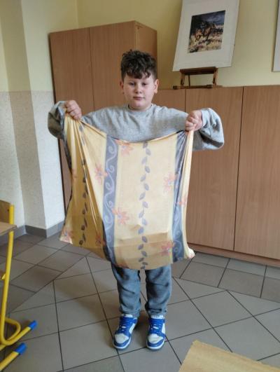 Ksiązki schowane do poszewki na poduszkę przez chłopca z klasy 4b