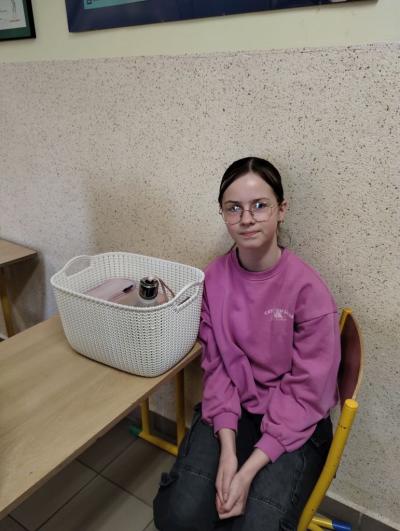 Ksiązki uczennicy klasy 4a w plastikowym koszyku