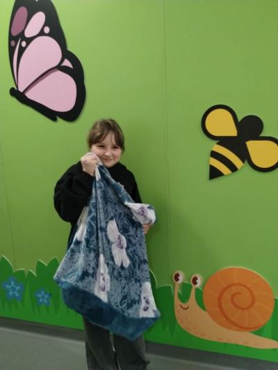 Ksiązki uczennicy klasy 5a w poszewce na poduszkę.