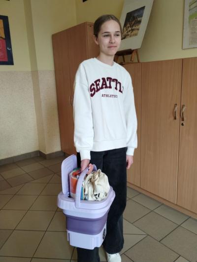 Ksiązki uczennicy klasy 6b w plastkowym składanym koszu