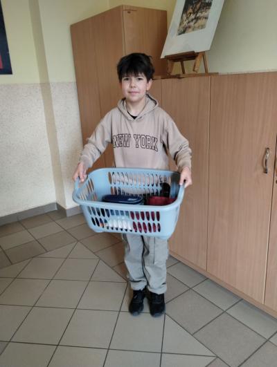 Ksiązki ucznia klasy 6b w plastkowym koszu na pranie