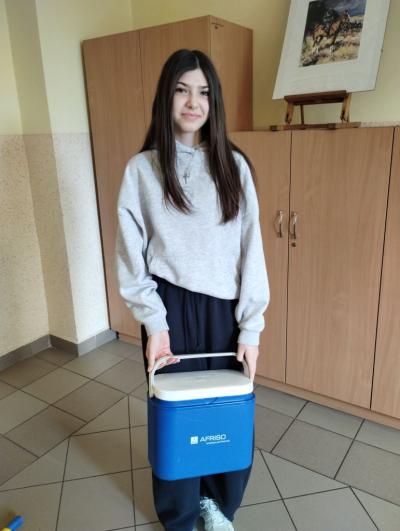 Ksiązki w małej turystycznej lodówce.