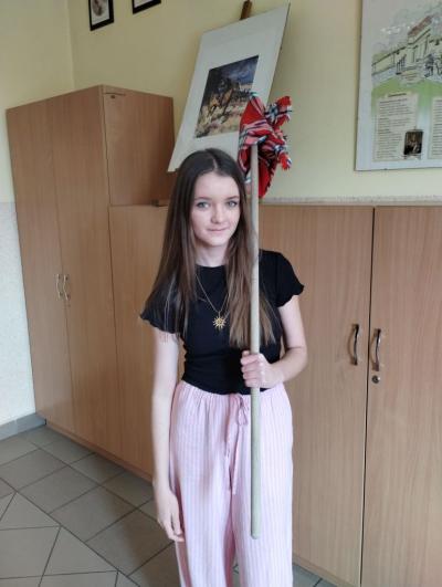 Mały tobołek na drewnianym kijku - na przybory szkolne.