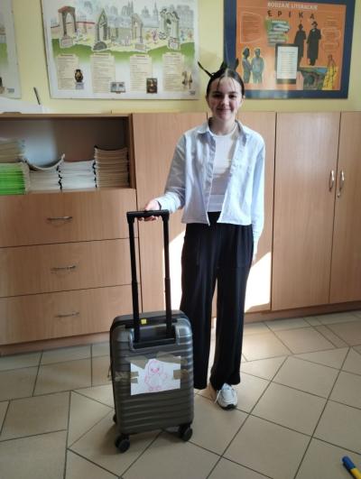 Pomysł uczennicy klasy 6b - walizka na kółkach zamiast plecaka.