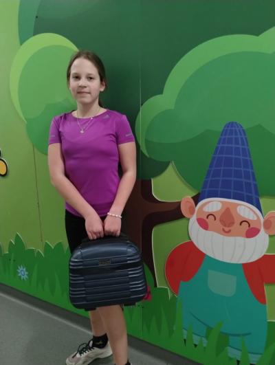 Uczennica klasy 5a i jej neseser zamiast plecaka