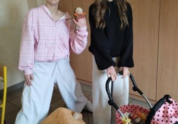 Dwie uczennice klasy 7 - jedna z legowiskiem dla kota, druga z wózkiem dla lalek.