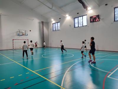 Aktywność ruchowa na sali gimnastycznej