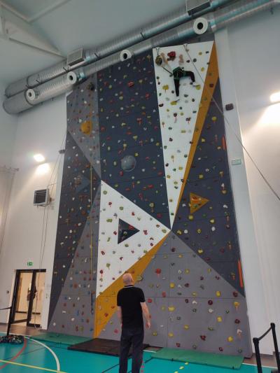 Aktywność ruchowa na sali gimnastycznej i ściance wspinaczkowej