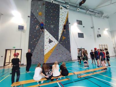 Aktywność ruchowa na sali gimnastycznej i ściance wspinaczkowej