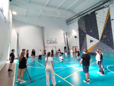 Aktywność ruchowa na sali gimnastycznej i ściance wspinaczkowej