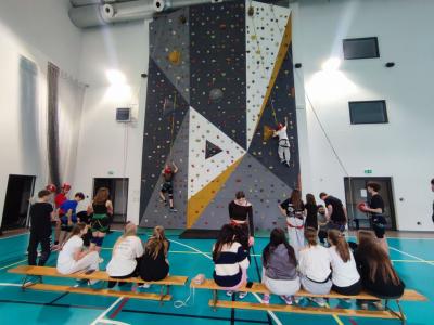 Aktywność ruchowa na sali gimnastycznej i ściance wspinaczkowej