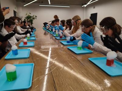 Uczniowie Programu Youngster biorą udział w eksperymentach i warsztatach chemicznych