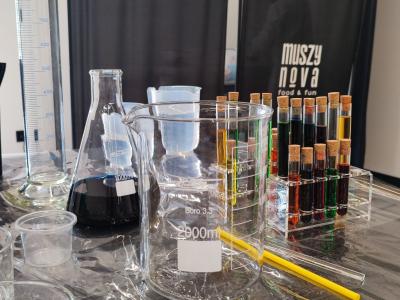 Uczniowie Programu Youngster biorą udział w eksperymentach i warsztatach chemicznych