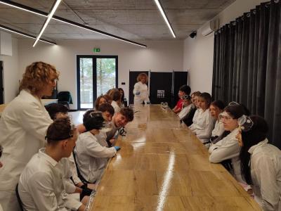 Uczniowie Programu Youngster biorą udział w eksperymentach i warsztatach chemicznych