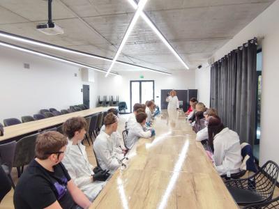 Uczniowie Programu Youngster biorą udział w eksperymentach i warsztatach chemicznych