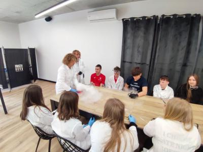 Uczniowie Programu Youngster biorą udział w eksperymentach i warsztatach chemicznych
