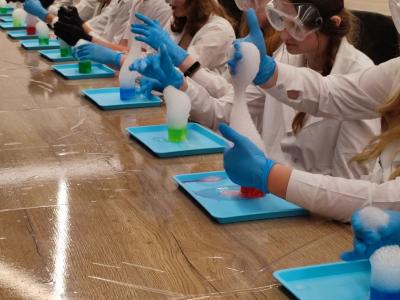 Uczniowie Programu Youngster biorą udział w eksperymentach i warsztatach chemicznych