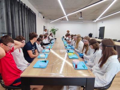 Uczniowie Programu Youngster biorą udział w eksperymentach i warsztatach chemicznych