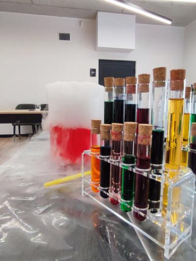 Uczniowie Programu Youngster biorą udział w eksperymentach i warsztatach chemicznych