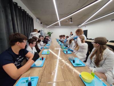 Uczniowie Programu Youngster biorą udział w eksperymentach i warsztatach chemicznych