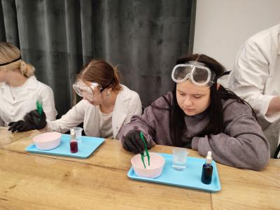 Uczniowie Programu Youngster biorą udział w eksperymentach i warsztatach chemicznych (26).jpg