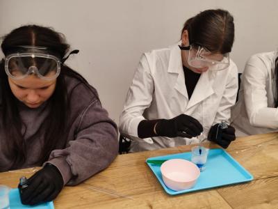 Uczniowie Programu Youngster biorą udział w eksperymentach i warsztatach chemicznych