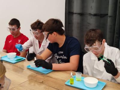 Uczniowie Programu Youngster biorą udział w eksperymentach i warsztatach chemicznych