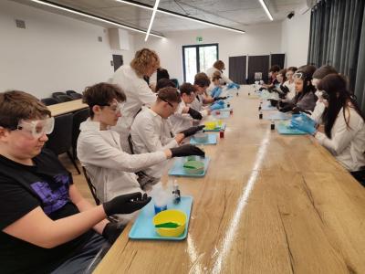 Uczniowie Programu Youngster biorą udział w eksperymentach i warsztatach chemicznych